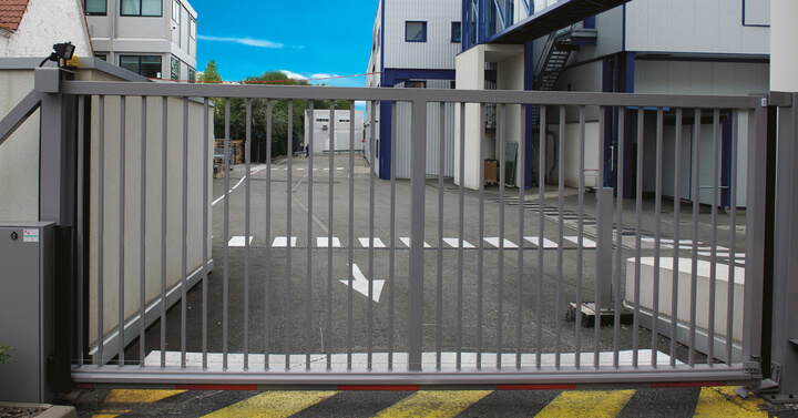 Solutions pour clôturer et sécuriser les sites industriels, administratifs, aéroports, parcs et jardins