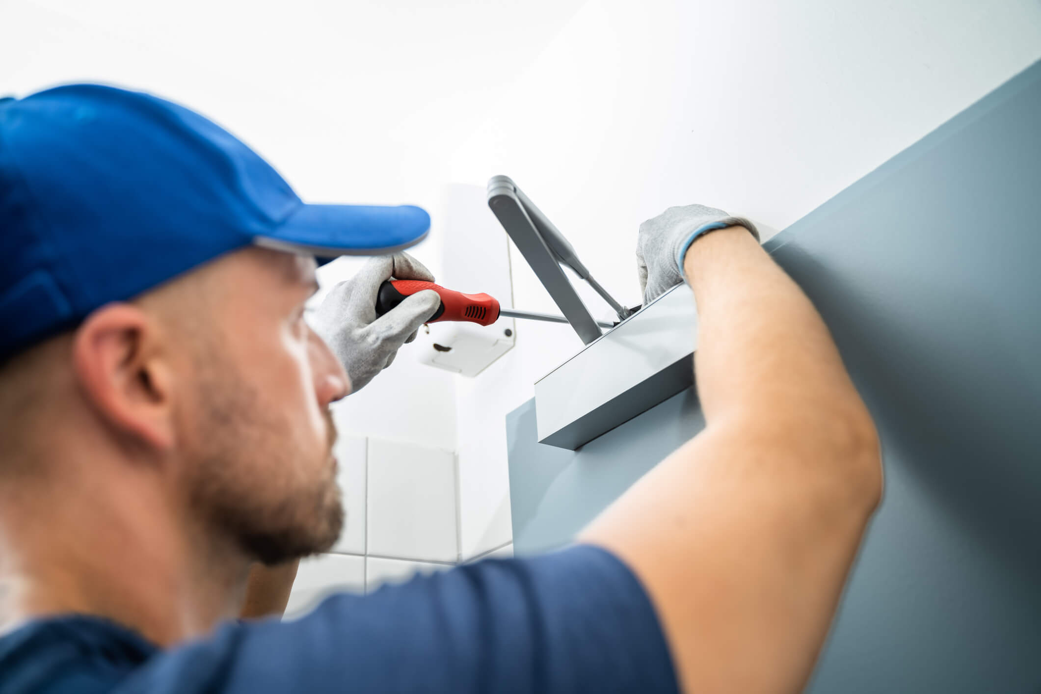 Installation d'un ferme-porte