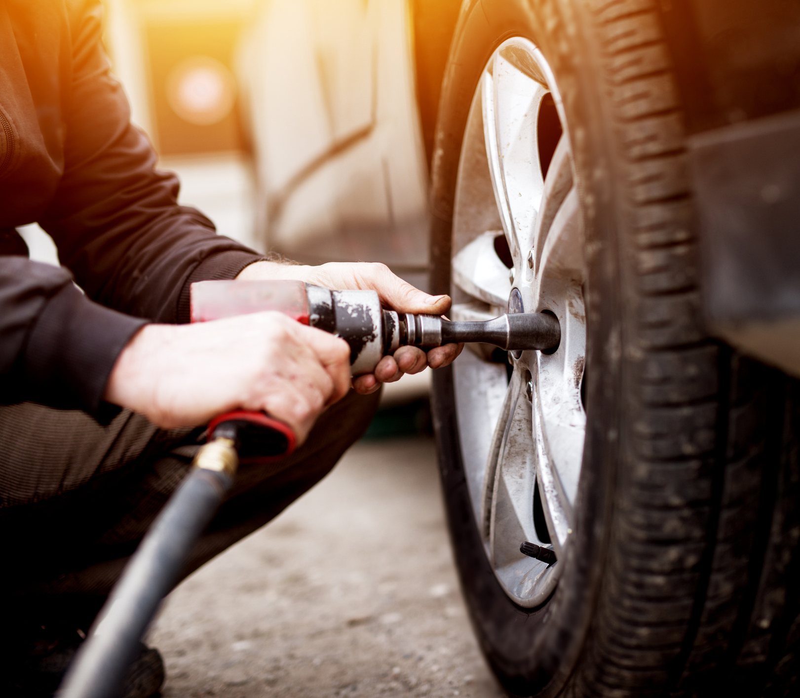 Compresseur mobile en atelier - illustration