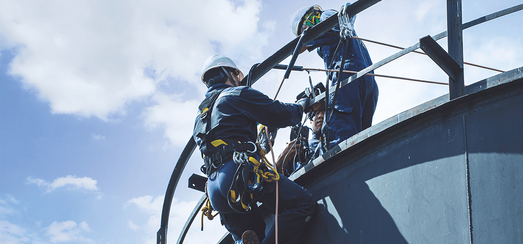 Professionnels en équipements de protection sur un chantier