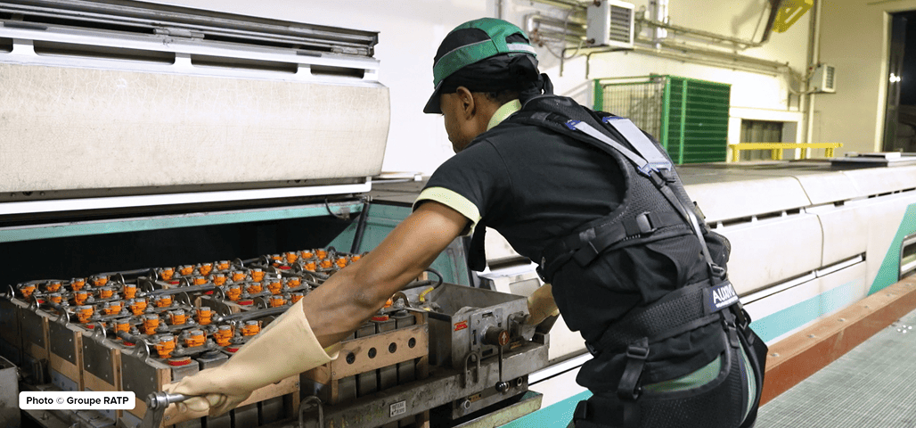 Opérateur équipé d'un exosquelette sur une chaîne de production
