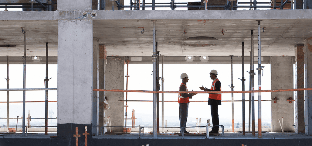 Deux professionnels sur un chantier