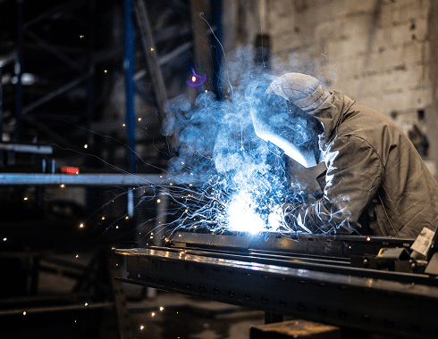 Soudeur travaillant sur de l'acier