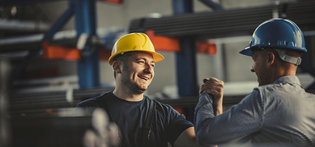 Deux ouvriers se serrant la main